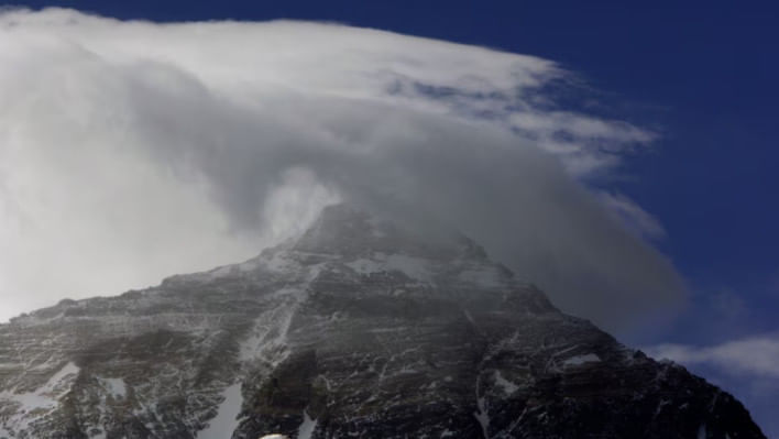 মাউন্ট এভারেস্ট। ফাইল ছবি: রয়টার্স (২০০৮)