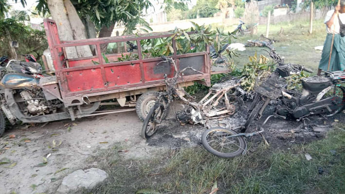 মিয়ানমারের চাউং উ শহরে বৌদ্ধদের ধর্মীয় উৎসবে সামরিক জান্তার হামলা-পরবর্তী চিত্র। ছবি: এএফপি