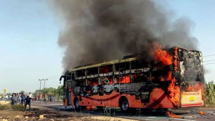 রাজস্থানে চলন্ত বাসে আগুনের ঘটনায় ২০ জন মারা যান। ছবি: স্টেটসম্যান