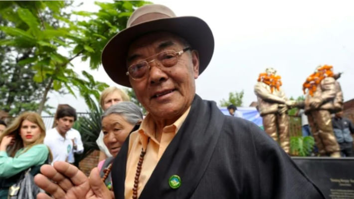 মাউন্ট এভারেস্টের চূড়ায় প্রথমবার পৌঁছানো পর্বতারোহী দলের সদস্য কাঞ্ছা শেরপা। ফাইল ছবি: এএফপি