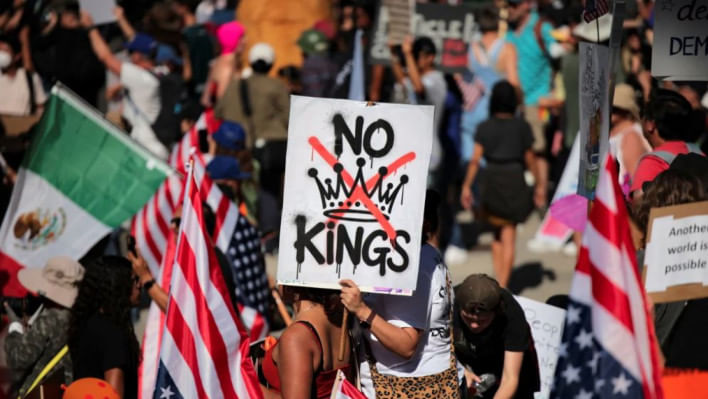 লস অ্যাঞ্জেলেস সিটি হলের বাইরে ট্রাম্পবিরোধী বিক্ষোভ। ছবি: রয়টার্স