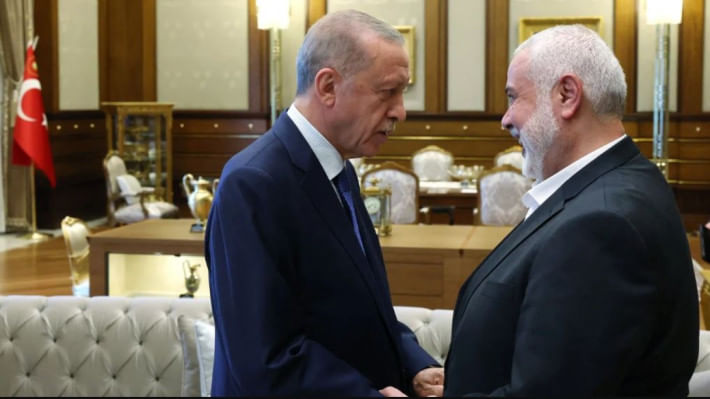 তুরস্কের নেতা এরদোয়ানের সঙ্গে প্রয়াত হামাস নেতা ইসমাইল হানিয়া। ফাইল ছবি: এএফপি