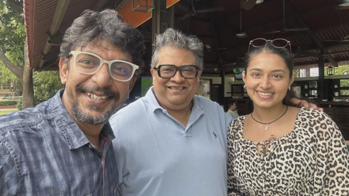চঞ্চল চৌধুরী, তাসনিয়া ফারিণ ও কলকাতার পরিচালক অনিরুদ্ধ রায় চৌধুরী। ছবি: সংগৃহীত