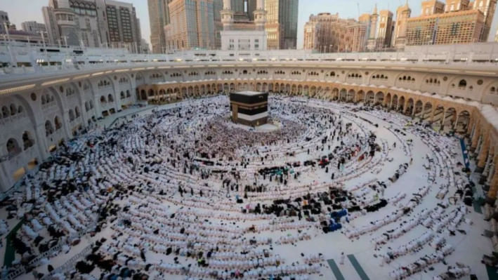 কাবা শরীফে নামাজ আদায় করছেন মুসুল্লিরা। ফাইল ছবি: রয়টার্স
