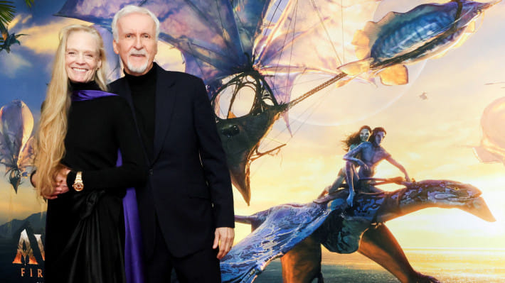 অ্যাভাটারের প্রিমিয়ারে অংশ নেন পরিচালক জেমস ক্যামেরন ও তার স্ত্রী। ছবি: রয়টার্স