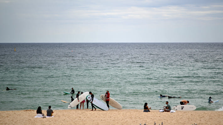 অস্ট্রেলিয়ার বন্ডাই বিচে হামলার প্রায় এক সপ্তাহ পর জীবন স্বাভাবিক হয়ে এসেছে। ছবি: এএফপি