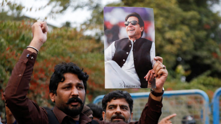 রাওয়ালপিন্ডিতে ইমরান খানের মুক্তির দাবিতে বিক্ষোভ। ছবি: রয়টার্স