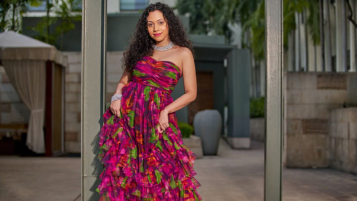 কোঁকড়া চুলই এখন ট্রেন্ড, যত্ন নেবেন যেভাবে