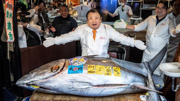 ২৪৩ কেজি ওজনের টুনা কিনে নেন জাপানি উদ্যোক্তা কিয়োশি কিমুরা। ছবি: এএফপি