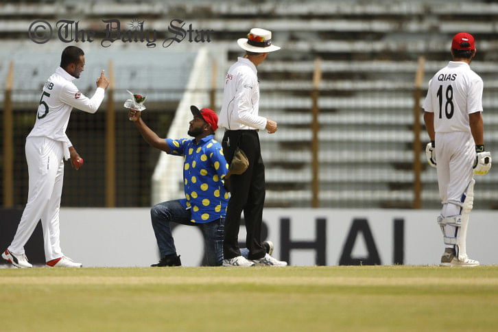 Shakib With Crazy Fan Shakib With Crazy Fan