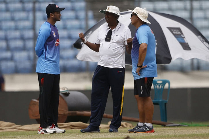 Shakib Al Hasan Russell Domingo, Gamini De Silva Shakib Al Hasan Russell Domingo, Gamini De Silva