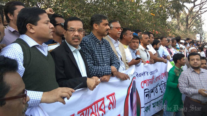 খালেদা জিয়ার মুক্তির দাবিতে জাতীয় প্রেসক্লাবে মানববন্ধন খালেদা জিয়ার মুক্তির দাবিতে জাতীয় প্রেসক্লাবে মানববন্ধন