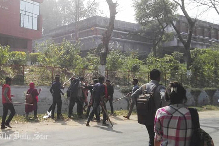 চট্টগ্রাম বিশ্ববিদ্যালয়ে মিছিলে ছাত্রলীগের হামলা চট্টগ্রাম বিশ্ববিদ্যালয়ে মিছিলে ছাত্রলীগের হামলা