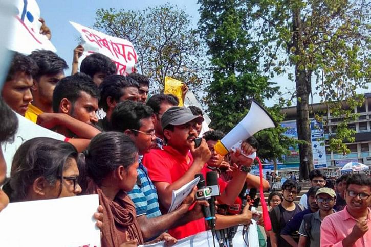 কোটা সংস্কারের দাবিতে আন্দোলনকারী শিক্ষার্থীরা কোটা সংস্কারের দাবিতে আন্দোলনকারী শিক্ষার্থীরা
