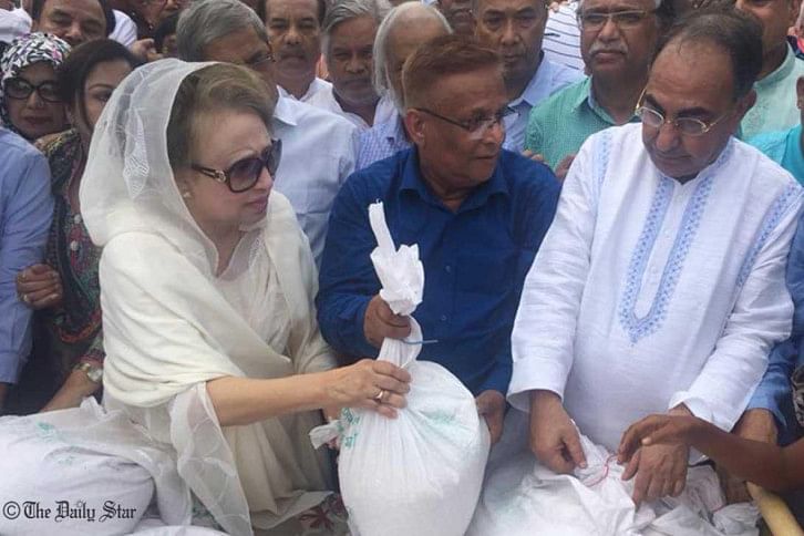 খালেদা জিয়া রোহিঙ্গা শরণার্থীদের ত্রাণ বিতরণ করেন খালেদা জিয়া রোহিঙ্গা শরণার্থীদের ত্রাণ বিতরণ করেন
