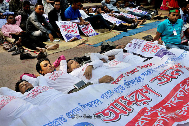 সরকারি প্রাথমিক বিদ্যালয়ের সহকারী শিক্ষকদের আমরণ অনশন ভাঙ্গালেন প্রাথমিক ও গণশিক্ষামন্ত্রী সরকারি প্রাথমিক বিদ্যালয়ের সহকারী শিক্ষকদের আমরণ অনশন ভাঙ্গালেন প্রাথমিক ও গণশিক্ষামন্ত্রী