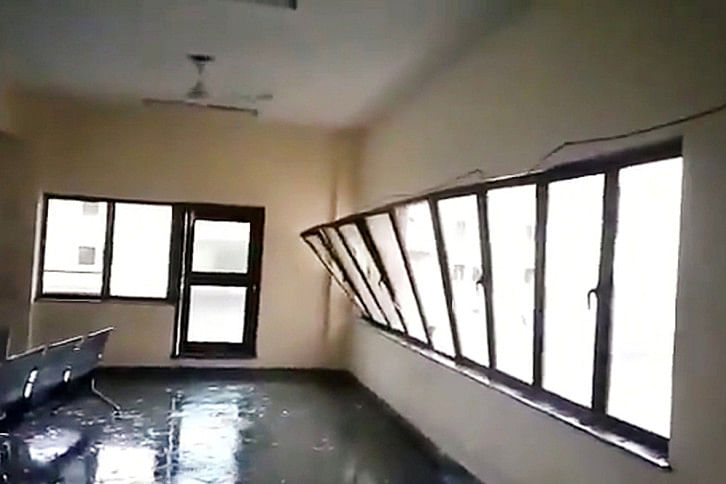 ৩ মে ২০১৯, প্রচণ্ড বাতাসে উড়িষ্যার ভুবনেশ্বর শহরের একটি ভবনের জানালা উড়ে যায়। ছবি: রয়টার্স ৩ মে ২০১৯, প্রচণ্ড বাতাসে উড়িষ্যার ভুবনেশ্বর শহরের একটি ভবনের জানালা উড়ে যায়। ছবি: রয়টার্স