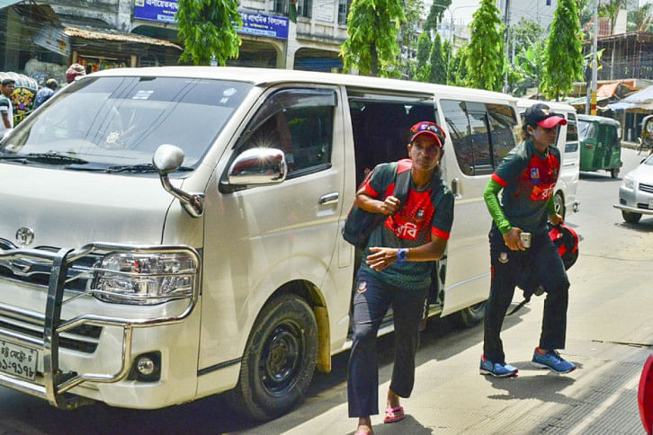 শীতাতপ নিয়ন্ত্রিত মাইক্রোবাস পেলেন বাংলাদেশের নারী ক্রিকেটাররা শীতাতপ নিয়ন্ত্রিত মাইক্রোবাস পেলেন বাংলাদেশের নারী ক্রিকেটাররা