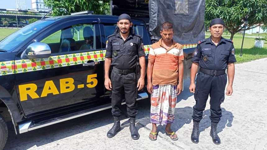 চাঁপাইনবাবগঞ্জে প্রায় সাড়ে ৪ কেজি হেরোইনসহ আটক ১