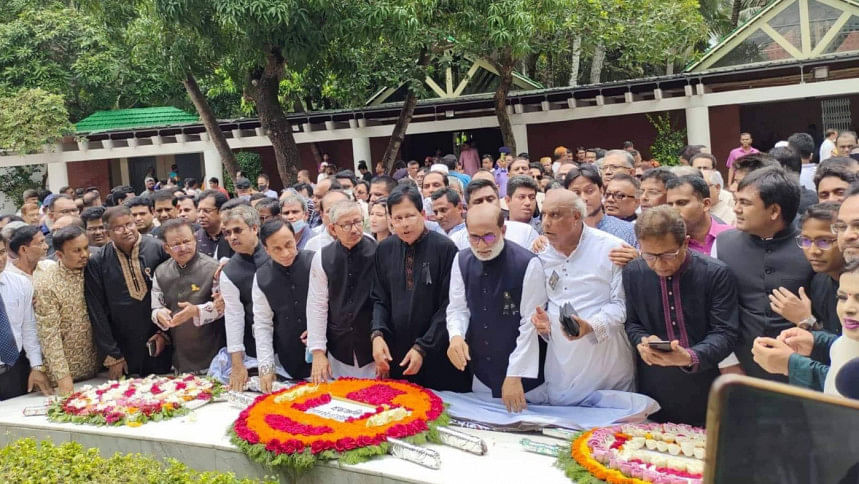 বঙ্গবন্ধুর সমাধিতে ফুল দিয়ে শ্রদ্ধা জানিয়েছেন ২০০০ আইনজীবী বঙ্গবন্ধুর সমাধিতে ফুল দিয়ে শ্রদ্ধা জানিয়েছেন ২০০০ আইনজীবী
