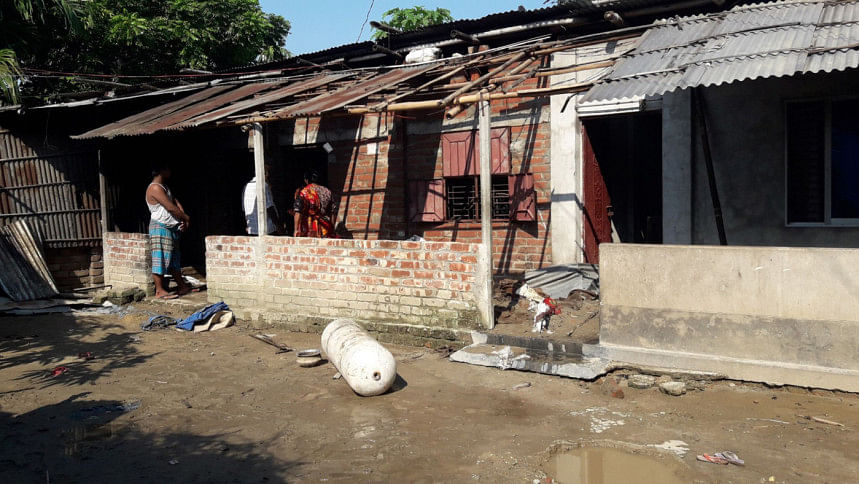 গাড়ি থেকে রান্নাঘরের সিলিন্ডারে গ্যাস নিতে গিয়ে আগুনে দগ্ধ ৫ গাড়ি থেকে রান্নাঘরের সিলিন্ডারে গ্যাস নিতে গিয়ে আগুনে দগ্ধ ৫