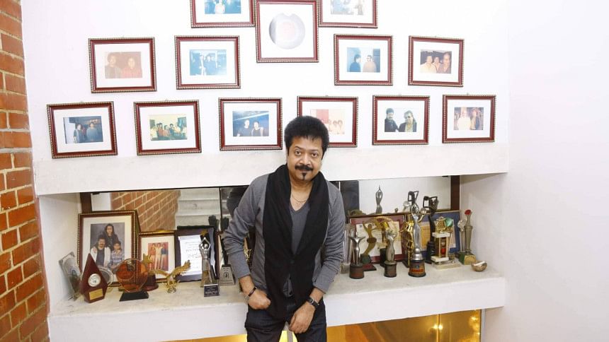 নিজের বাসায় কুমার বিশ্বজিৎ। ফাইল ছবি: স্টার নিজের বাসায় কুমার বিশ্বজিৎ। ফাইল ছবি: স্টার