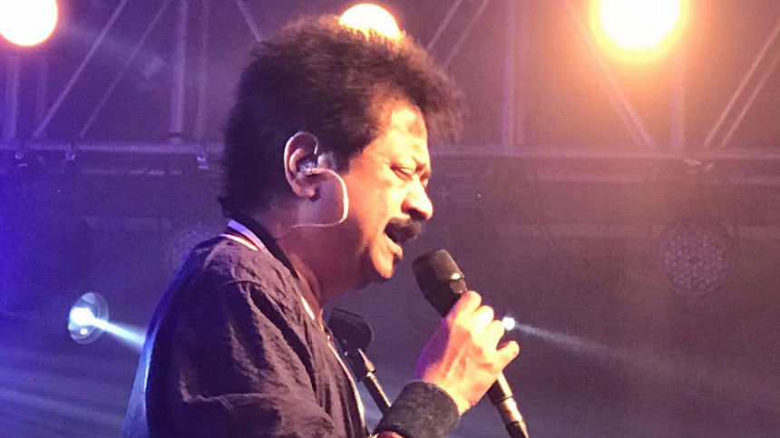 বনানী ক্লাবে সঙ্গীত পরিবেশন করছেন কুমার বিশ্বজিৎ। ছবি: ফেসবুক পেজ থেকে সংগৃহীত বনানী ক্লাবে সঙ্গীত পরিবেশন করছেন কুমার বিশ্বজিৎ। ছবি: ফেসবুক পেজ থেকে সংগৃহীত