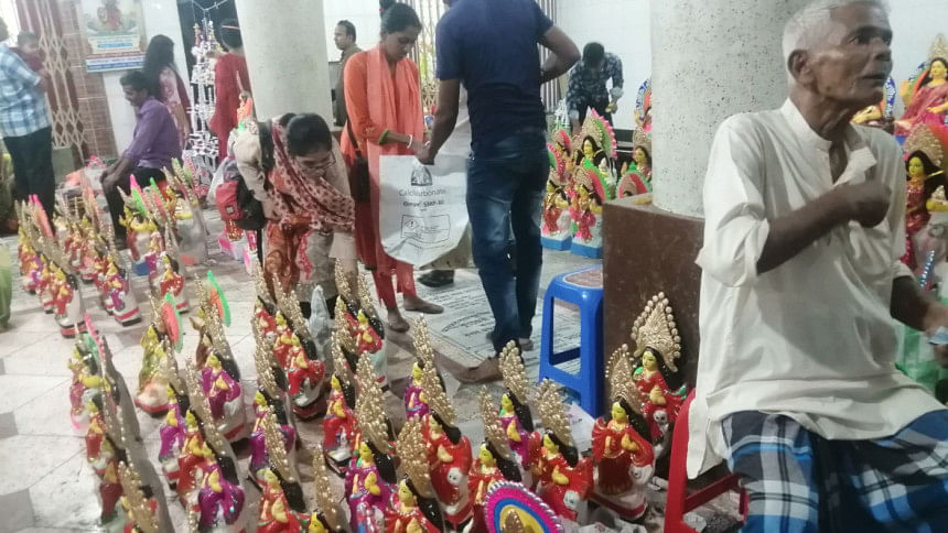 পূজার আগে জমজমাট বরিশালের লক্ষ্মীর হাট পূজার আগে জমজমাট বরিশালের লক্ষ্মীর হাট