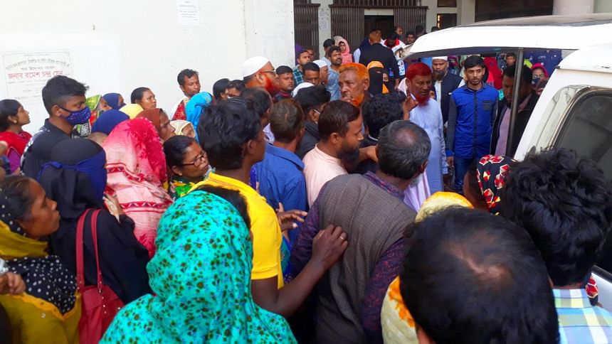 এলাকাবাসী বাকি ২ জনকে উদ্ধার করে ঠাকুরগাঁও আধুনিক হাসপাতালে নিয়ে যায়। সেখানে কর্তব্যরত চিকিৎসক তাদেরকে মৃত ঘোষণা করেন। ছবি: স্টার এলাকাবাসী বাকি ২ জনকে উদ্ধার করে ঠাকুরগাঁও আধুনিক হাসপাতালে নিয়ে যায়। সেখানে কর্তব্যরত চিকিৎসক তাদেরকে মৃত ঘোষণা করেন। ছবি: স্টার