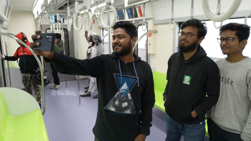 ইতিহাসের সাক্ষী হতে ভোর ৫টায় মেট্রো স্টেশনে ইতিহাসের সাক্ষী হতে ভোর ৫টায় মেট্রো স্টেশনে