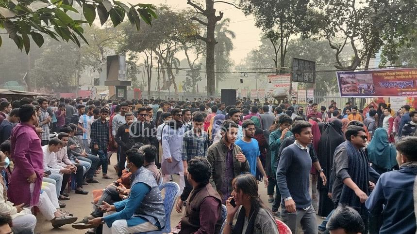 শাহবাগে ছাত্রলীগ নেতাকর্মীদের অবস্থান শাহবাগে ছাত্রলীগ নেতাকর্মীদের অবস্থান