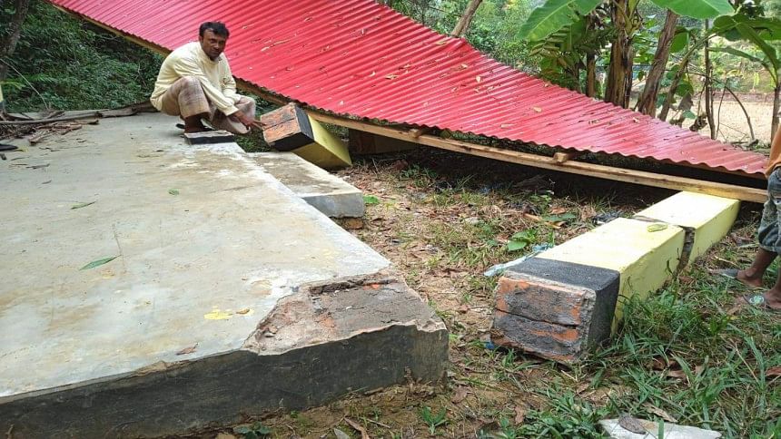 সামান্য আঘাতে ভাঙলো আশ্রয়নের ঘর, বাসিন্দাদের নামে মামলা সামান্য আঘাতে ভাঙলো আশ্রয়নের ঘর, বাসিন্দাদের নামে মামলা