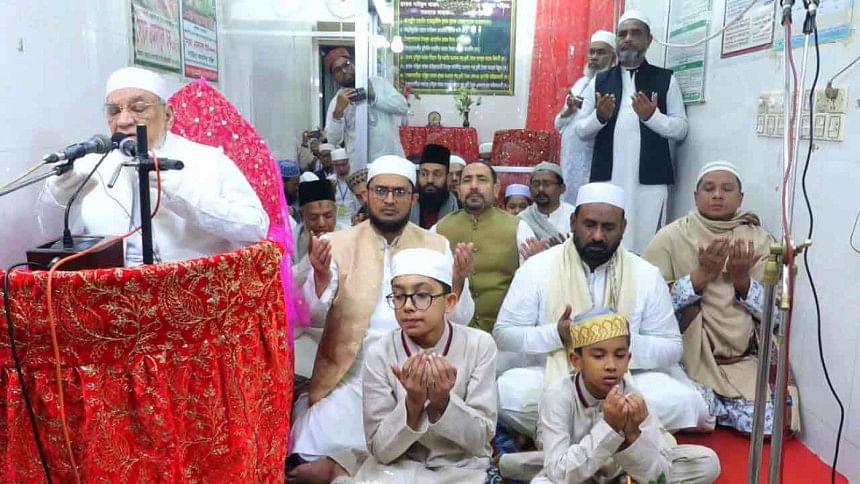 আখেরি মোনাজাতে শেষ হলো গাউছুল আজম মাইজভাণ্ডারীর ১১৭তম ওরশ গাউছুল আজম মাইজভাণ্ডারীর ওরশ