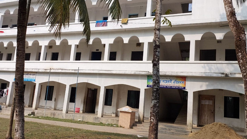 বাবা-মা থাকা ছাত্রদের এতিম দেখিয়ে সরকারি অর্থ আত্মসাতের অভিযোগ বাবা-মা থাকা ছাত্রদের এতিম দেখিয়ে সরকারি অর্থ আত্মসাতের অভিযোগ