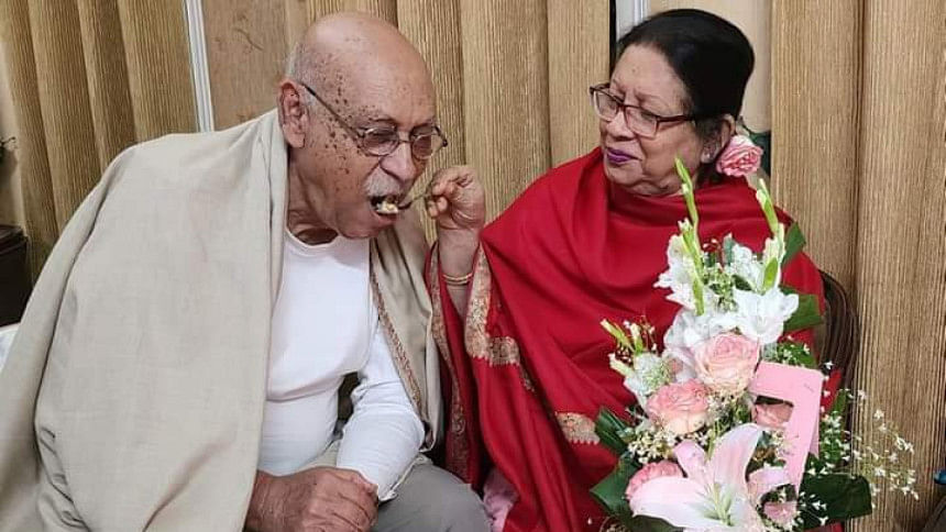 তারা ভালোবাসায় কাটিয়ে দিলেন ৫৩ বছর তারা ভালোবাসায় কাটিয়ে দিলেন ৫৩ বছর