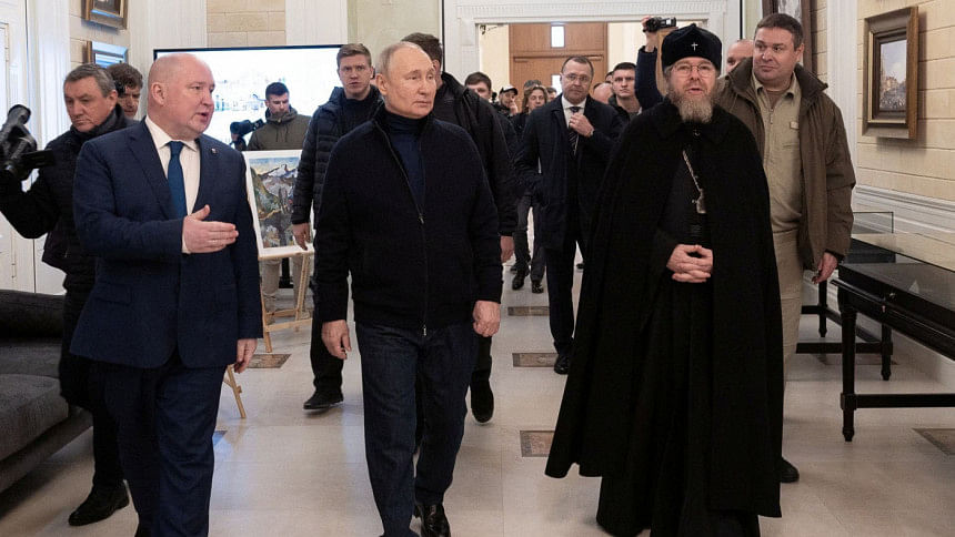 Russian President Vladimir Putin and Sevastopol Governor Mikhail Razvozhaev visited the Children's Art and Aesthetic Center.  Photo: Reuters