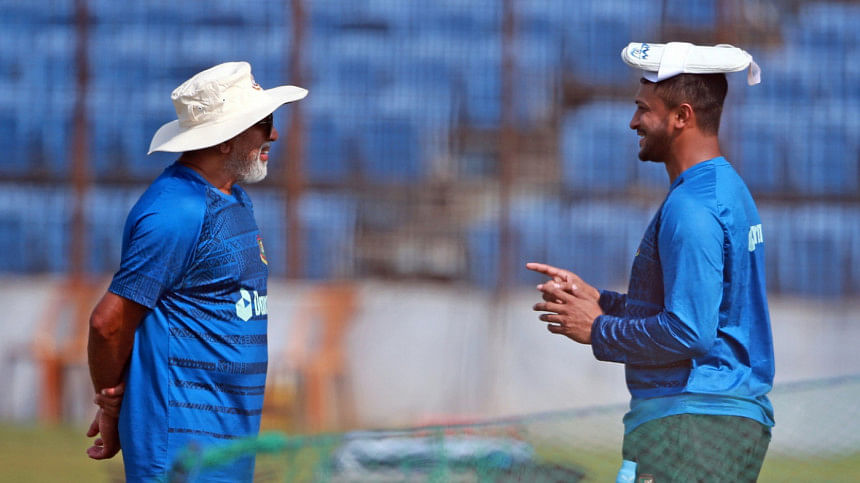 Chandika Hathurusingha & Shakib Al Hasan Chandika Hathurusingha & Shakib Al Hasan