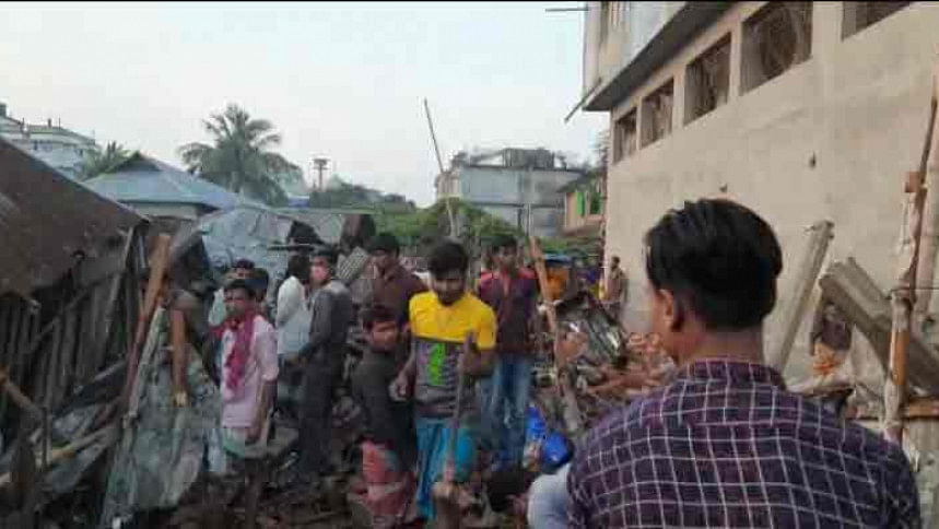 নির্মাণাধীন ভবনের দেয়াল ধসে পড়ল টিনশেড ঘরে, শিশু নিহত গাজীপুরে ভবনের দেয়াল ধস