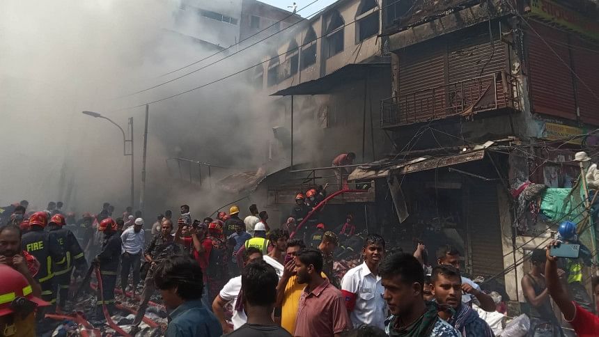 আগুন নেভাতে গিয়ে ফায়ার সার্ভিসের ৮ কর্মী আহত আগুন নেভাতে গিয়ে ফায়ার সার্ভিসের ৮ কর্মী আহত
