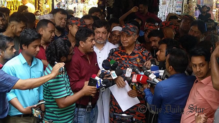 গাউসিয়া মার্কেট এখনো ঝুঁকিমুক্ত নয়: ফায়ার সার্ভিস গাউসিয়া মার্কেট এখনো ঝুঁকিমুক্ত নয়: ফায়ার সার্ভিস