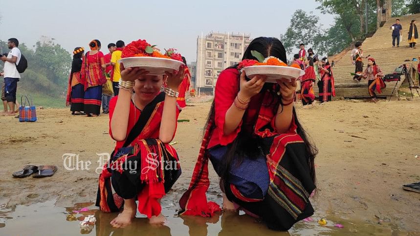 ফুল ভাসিয়ে পাহাড়ে বর্ষবরণ শুরু ফুল ভাসিয়ে পাহাড়ে বর্ষবরণ শুরু