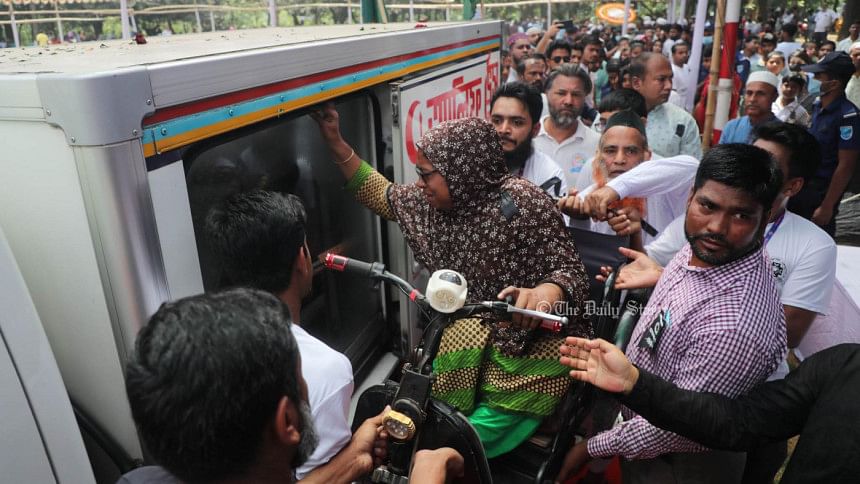 শেষবারের মতো ‘বড় ভাইকে’ দেখার জন্য… শেষবারের মতো ‘বড় ভাইকে’ দেখার জন্য…