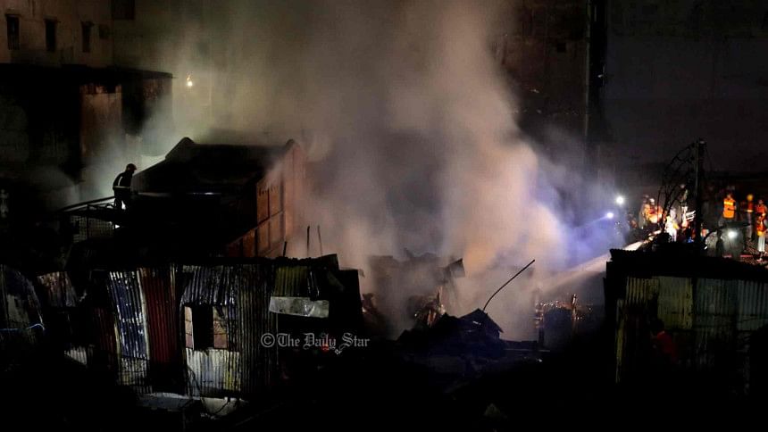 রাজধানীর নবাবপুরে আগুনে ২০ দোকান-গুদাম পুড়ে গেছে মোহাম্মদিয়া মার্কেটে আগুন