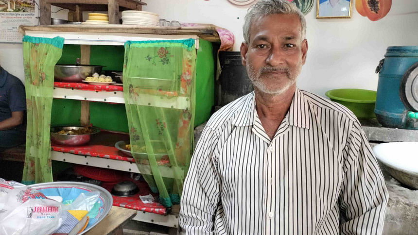 ২০ বছরে একদিনও বন্ধ থাকেনি যে হোটেল প্রতিদিন সকাল থেকে রাত প্রায় ১২টা পর্যন্ত খাবার পাওয়া যায় হোটেল সততায়।