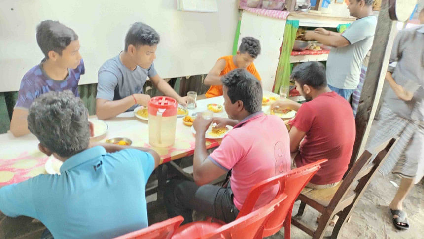 ২০ বছরে একদিনও বন্ধ থাকেনি যে হোটেল প্রতিদিন সকাল থেকে রাত প্রায় ১২টা পর্যন্ত খাবার পাওয়া যায় হোটেল সততায়।