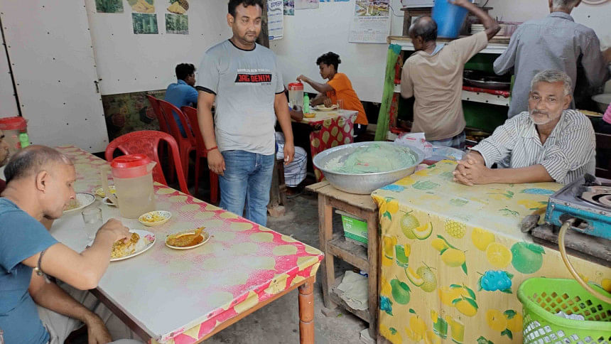 ২০ বছরে একদিনও বন্ধ থাকেনি যে হোটেল প্রতিদিন সকাল থেকে রাত প্রায় ১২টা পর্যন্ত খাবার পাওয়া যায় হোটেল সততায়।