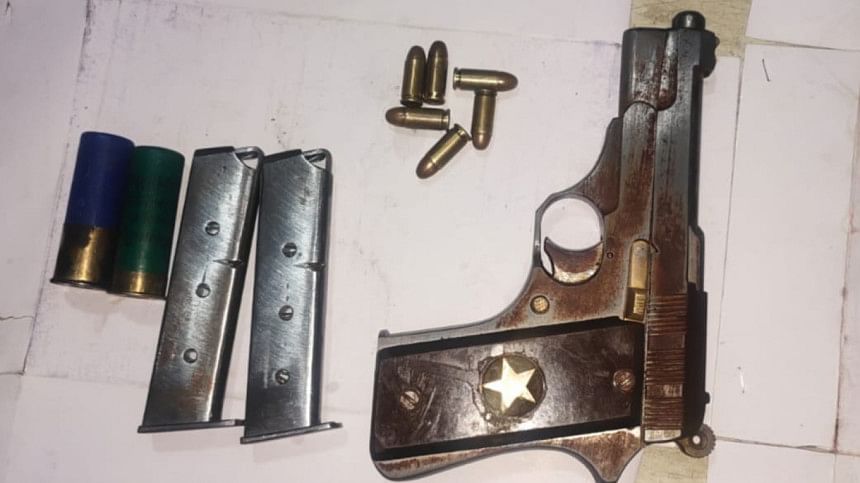 ‘স্কুল ব্যাগে পিস্তল, জুতায় বুলেট’ স্কুল ব্যাগে বিদেশি পিস্তল নিয়ে কুমিল্লা থেকে চট্টগ্রাম যাওয়ার সময় একজনকে গ্রেপ্তার করেছে গোয়েন্দা পুলিশ।