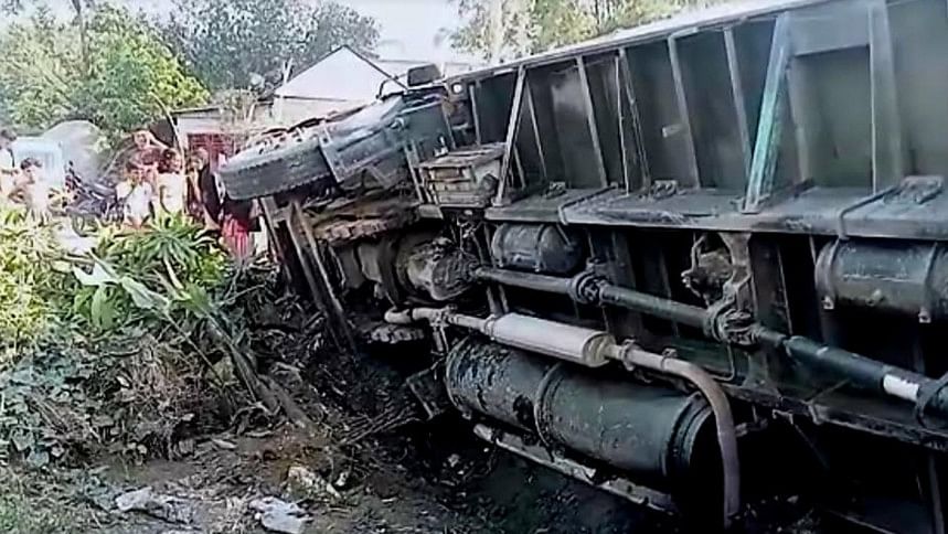 বসতঘরে কাভার্ড ভ্যান, প্রাণ গেল ঘুমিয়ে থাকা মা ও মেয়ের টাঙ্গাইল, দুর্ঘটনা, নিহত,