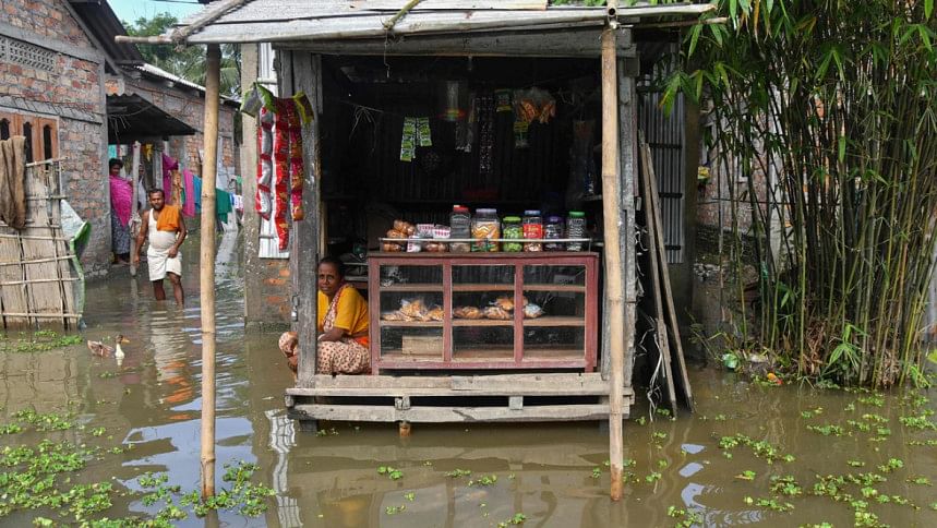 আসামের ভয়াবহ বন্যায় ৪ লাখের বেশি মানুষ পানিবন্দি। ছবি: এএফপি আসামের ভয়াবহ বন্যায় ৪ লাখের বেশি মানুষ পানিবন্দি। ছবি: এএফপি