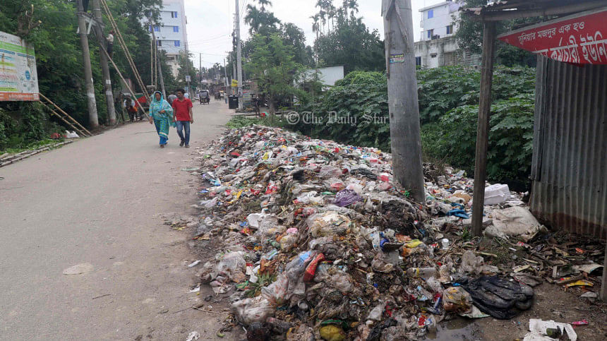 দিনাজপুর : সড়ক যেন ময়লার ভাগাড় দিনাজপুর